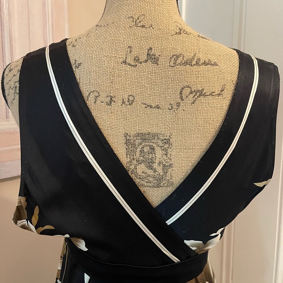 Silk knee-length cocktail dress. Mint condition. Purchased at boutique in Italy - Picture 2 of 6